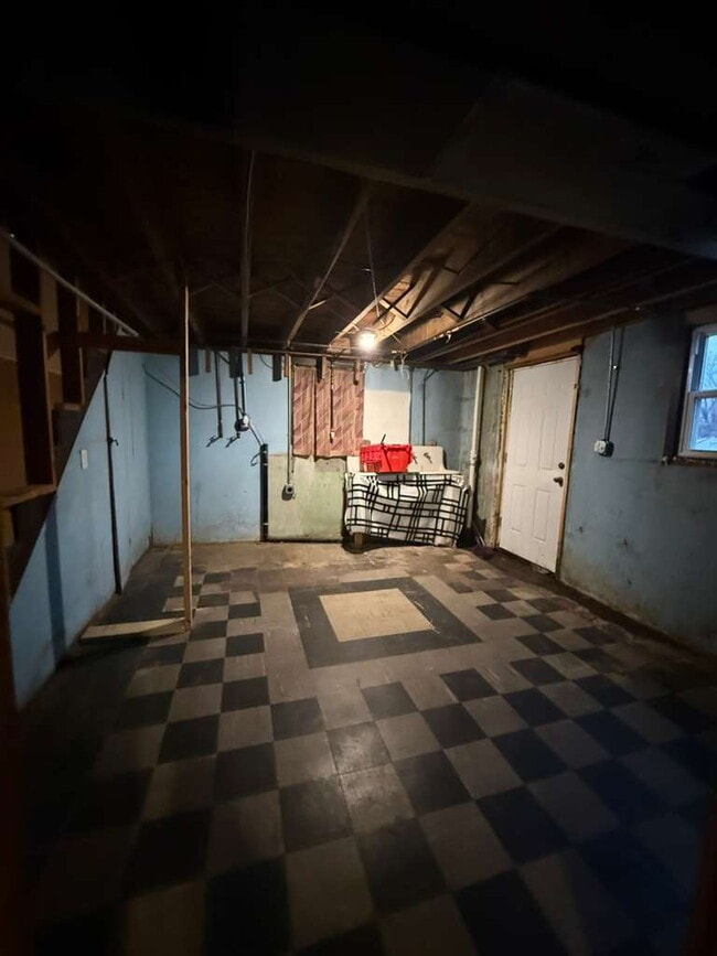 Building Photo - "Cozy 2-Bedroom, 1 bath Retreat with Fireplace Charm!"  One car garage, section 8 ok.