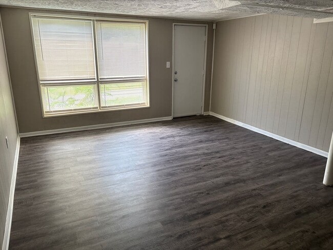 Building Photo - NEW PRICE! Beautiful 3 Bedroom Home