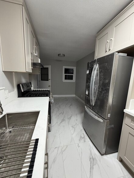 Kitchen - 1483 Allison Ave
