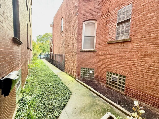 Building Photo - 1342 N Kedzie Ave