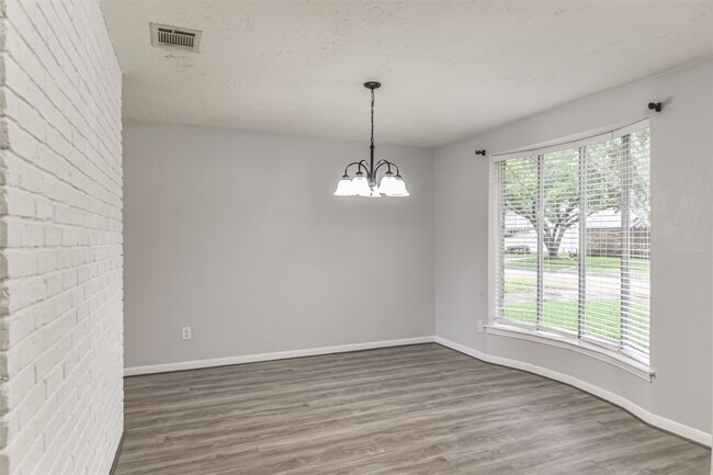 Building Photo - 21335 Park Mt Dr