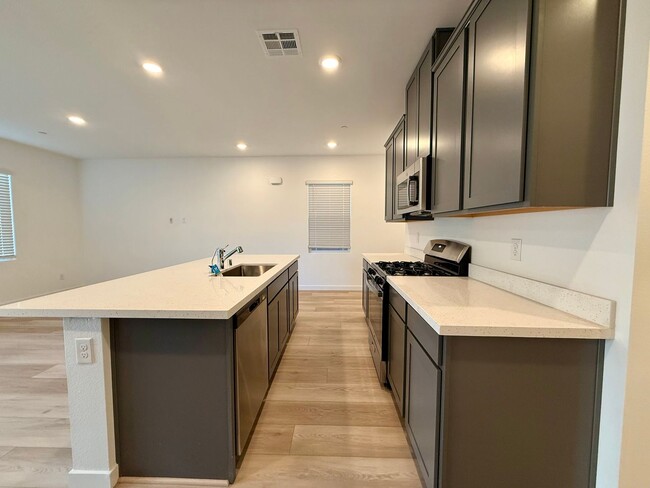 Building Photo - BRAND NEW 3 BED 2.5 BATH 2 CAR GARAGE SING...