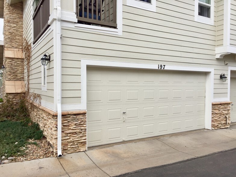 2 car garage - 197 Whitehaven Cir