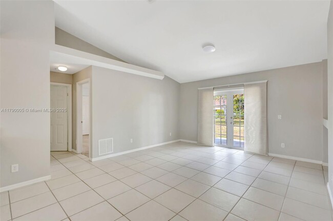 Building Photo - 665 NE Horizon Ln