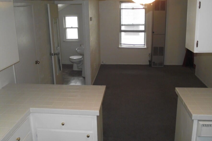 Building Photo - 403 E Saratoga St