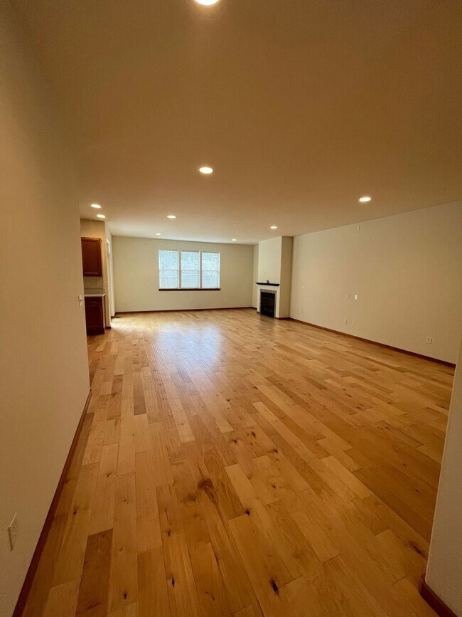 Building Photo - 3 Bed 2 Bath Single Story House with Garage