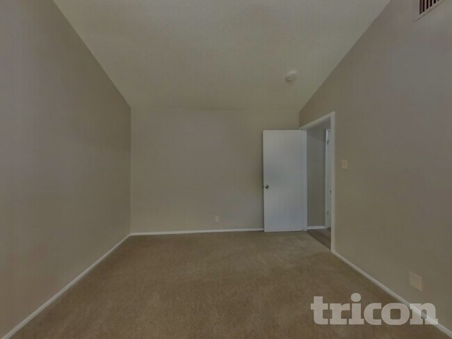 Building Photo - 15022 Old Creek St