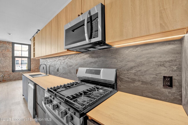 Building Photo - 115 Penn Ave