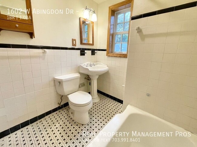 Building Photo - 1602 W Abingdon Dr