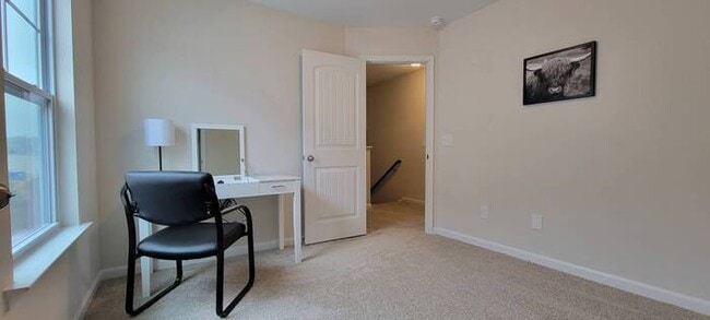 Building Photo - Furnished rental