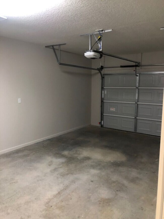 Building Photo - 3 Bedroom/2 Bath 5 minutes from base!!!