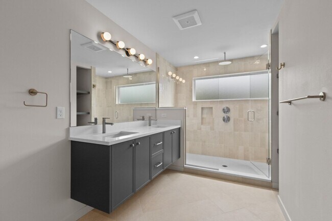 Building Photo - 2bd/1.75ba Seattle Home
