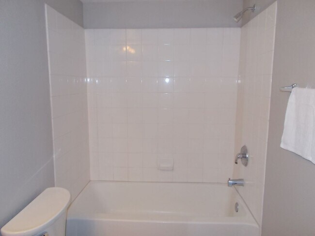 Building Photo - Bright Ground-Floor Condo in Gated Traverse Point with Pool & Spa Amenities