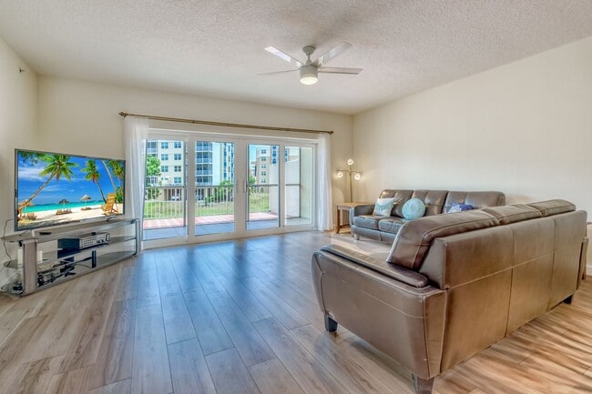 Building Photo - Updated 3 bedroom unit overlooking the Eas...