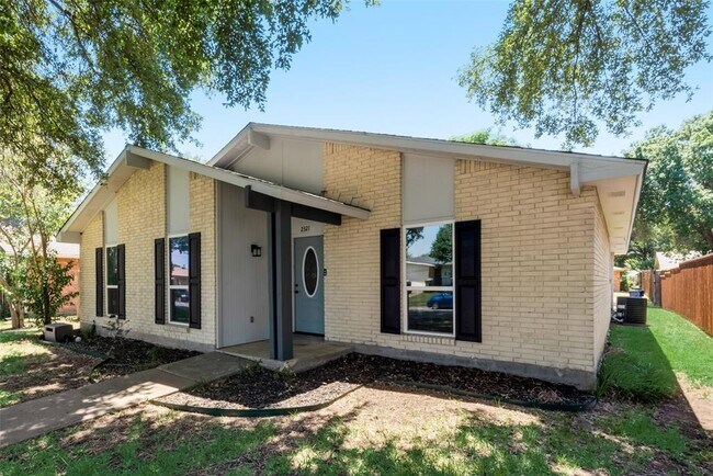 Building Photo - 2321 Norway Dr
