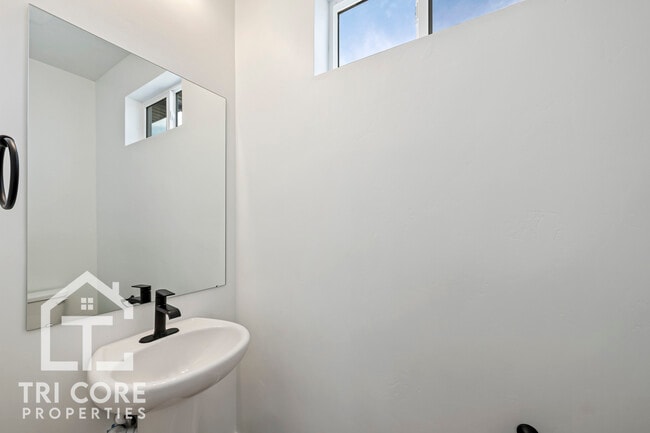 Building Photo - 140 E Lavalle-