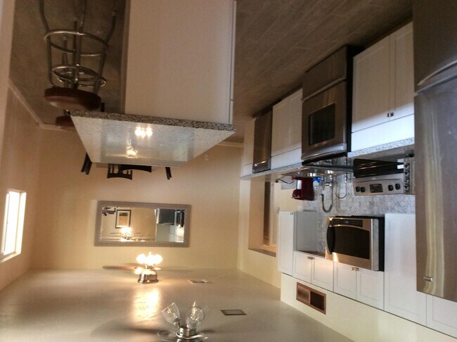 Building Photo - 2011 N Van Ness Ave