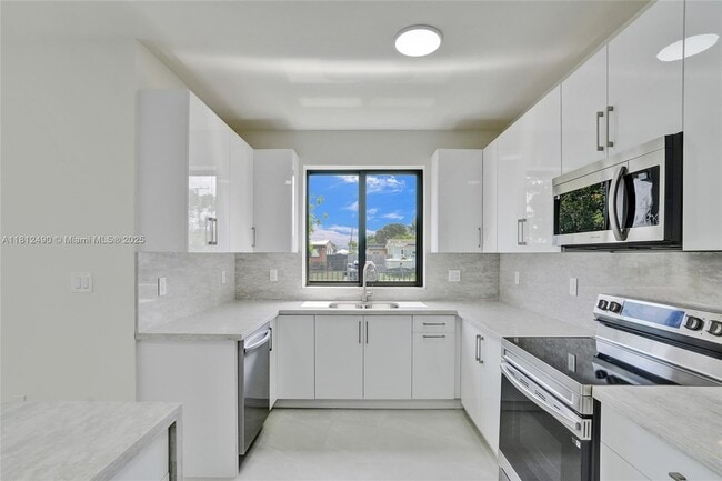 Building Photo - 301 E 51st St