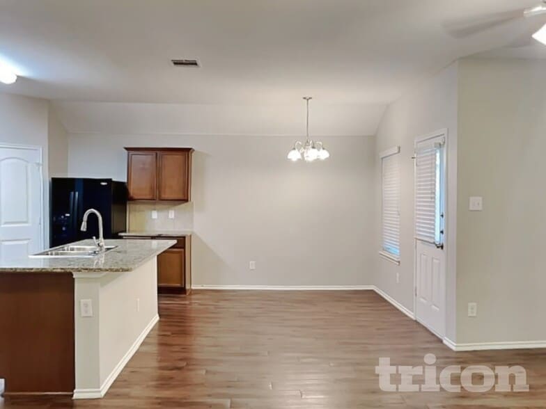 Building Photo - 3025 Iris Dr