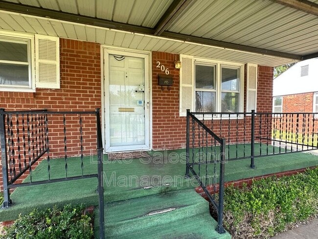 Building Photo - 206 E Myrtle Dr