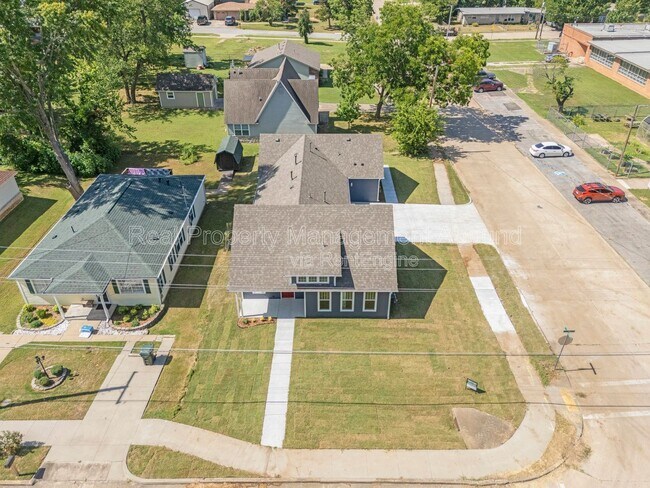 Building Photo - 101 E 11th St S