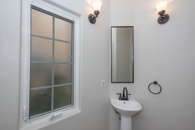 Building Photo - Oceanside Gem with ocean view and a 5-Minute Walk to the Beach/Pier