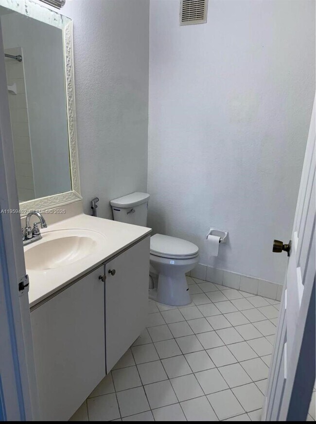 Building Photo - 1005 NE 34th Ave