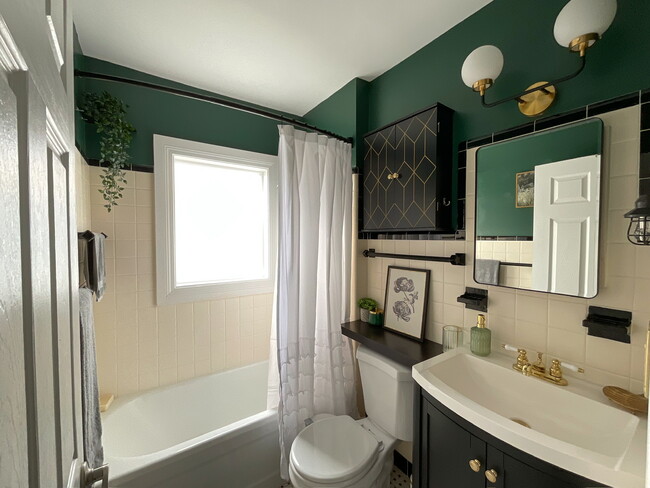 Building Photo - 860 13th Ave S