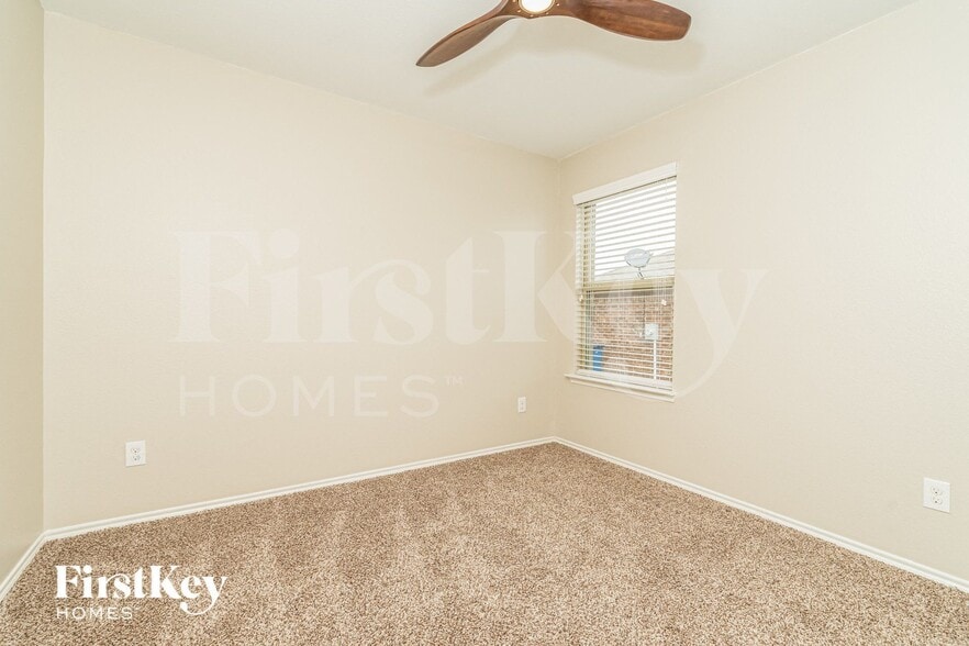 Building Photo - 313 Plum Dr