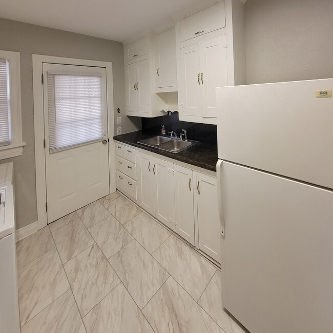 Building Photo - Front Duplex on 11th