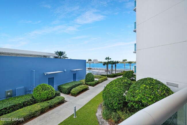 Building Photo - 241 Riverside Dr