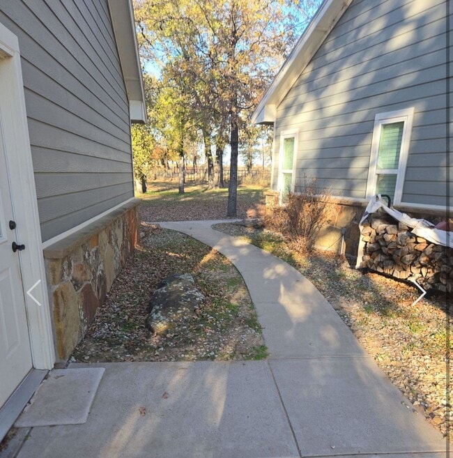 Building Photo - 3/2 Large Yard BROCK ISD / Private country living