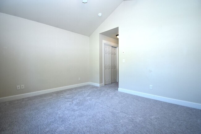 Building Photo - Fantastic end unit condo in Westgate subdi...