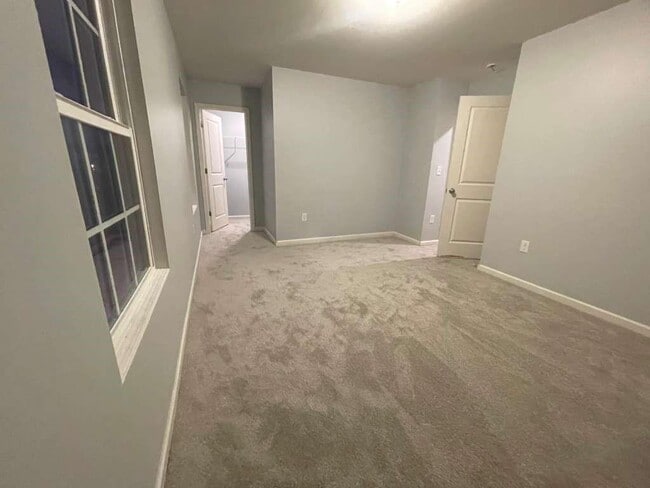 Building Photo - 38 Oxford Ln