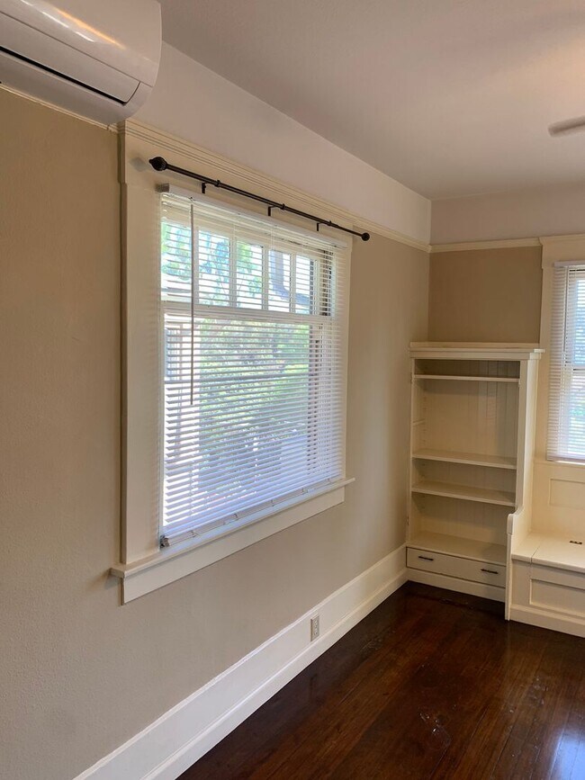 Building Photo - Old World Charm in Cortez Hills!