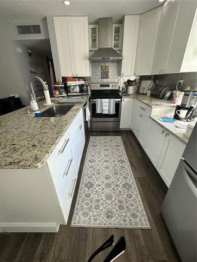 Building Photo - 323 Burgundy G