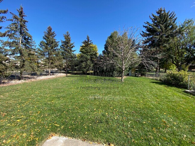 Building Photo - 700 Dawn Ave