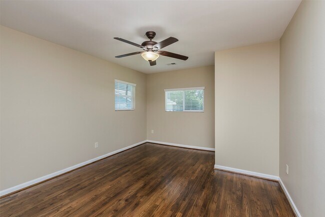 Building Photo - 730 E 8th St