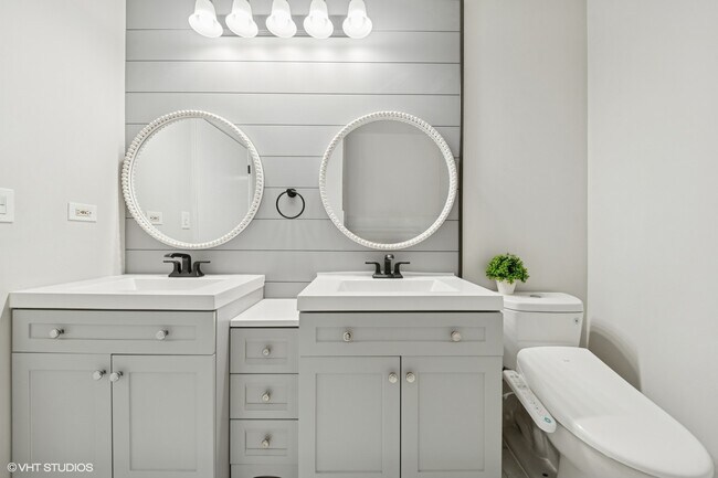 Building Photo - 221 E Cullerton St