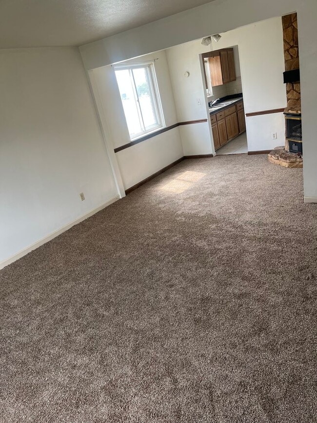 Building Photo - 3bd Maple Townhome Cash Pay/SECTION 8