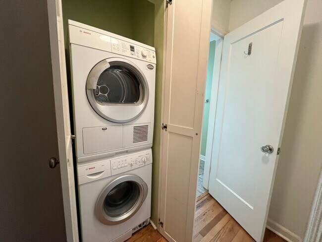Building Photo - Beautiful 1Bd/ 1Ba Vintage Condo Located in Mt. Tabor! In Unit Laundry, Parking Space, storage un...