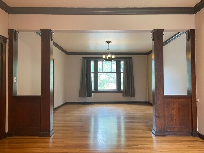 Building Photo - 508 S Cedar St