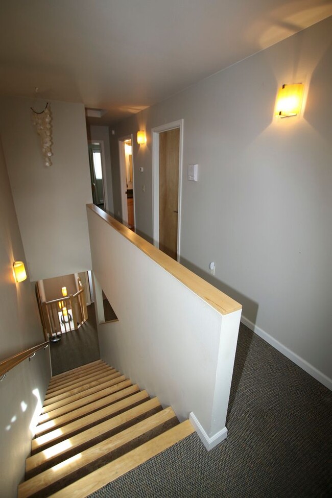 Building Photo - 3 Bedroom Townhouse!
