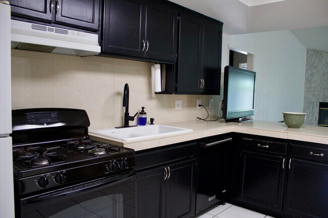 Building Photo - 30650 Avenida Del Yermo