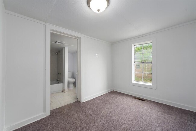 Building Photo - 3230 Arlington Ave