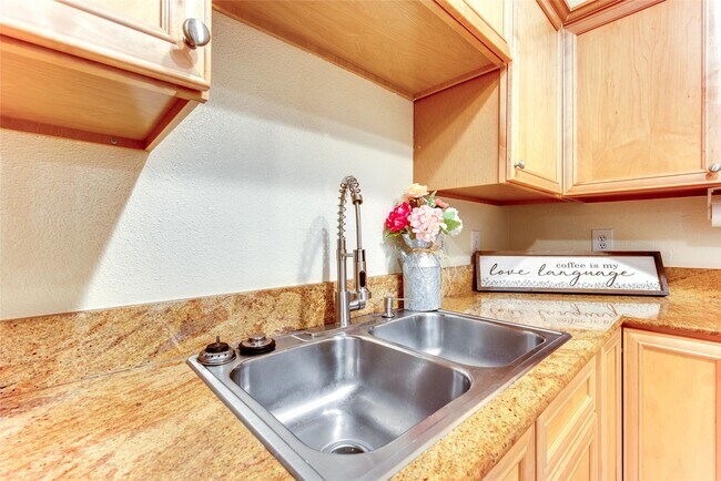 Building Photo - 2255 Braeswood Park Dr