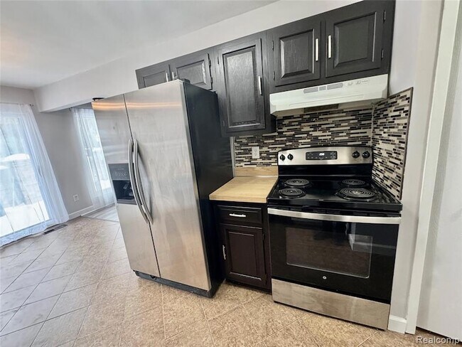 Building Photo - 41070 Southwind Dr