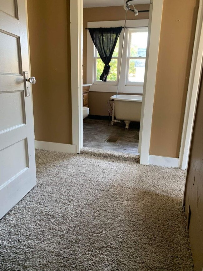 Building Photo - Remodeled 4 bedroom/1bathroom Home