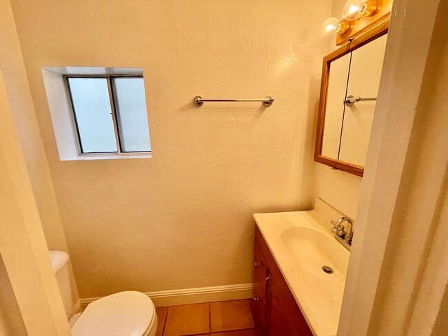 Building Photo - Bernal Hts. 2Br/1.5Ba Home w/Fab City View...