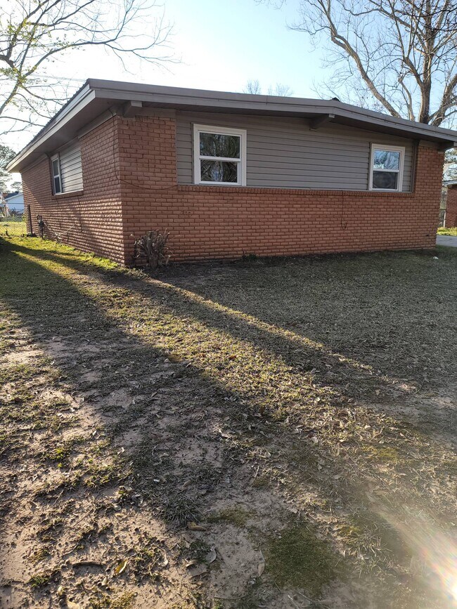 Primary Photo - 1104 Bloomfield Dr